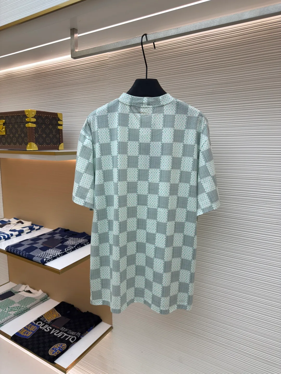 LOUIS VUITTON green checkerboard print short sleeves ●Authentic product: purchased and developed for 7300 ●Item number: 1680298-A35 ●Fabric: cotton fabric ●Technology: jacquard production ●Version: fitted version ●Weight: about 210 grams ●Size: XS-S-M-L ●Description: Made of cotton jersey fabric, chest Marque L Uuitton deposee Embroidery, simple letter pattern embellishment on the chest, the letter size spacing effect is consistent. Using linen embroidery thread combined with encrypted processing, the embroidery body has a subtle matte visual texture; the embroidery effect is three-dimensional and full. The smaller the embroidery, the more sophisticated and demanding it is. The embroidery thread is made of imported material, which is more flexible and glossy than ordinary embroidery thread; the stitches are clear and smooth, and have a three-dimensional texture effect. The whole-piece positioning quilting process is a delicate and complex technology. During the cutting process, it is necessary to ensure that the pattern or texture of each piece can perfectly match the other pieces. Through floral tailoring, the checkerboard pattern of ready-made garments appears neatly arranged. Straight round neck style, same style for men and women!